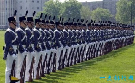 美国大学毕业生收入排名 美国海军学院起薪80700美元最高