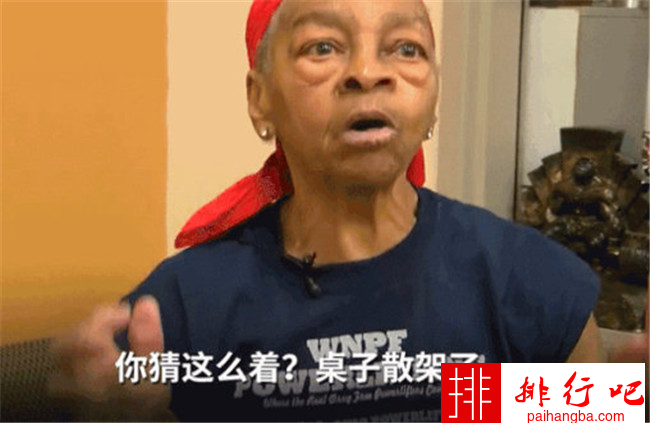 82岁奶奶打抢劫者 警察上门后抢劫者被送上救护车
